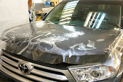 процесс оклейки автомобиля защитной виниловой пленкой