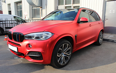 оклейка BMW X5 красным матовым хромом