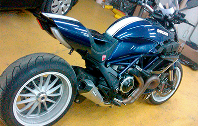 оклейка полос на мотоцикле Ducati