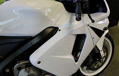 оклейка мотоцикла Yamaha глянцевой пленкой