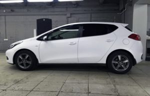 Полная оклейка KIA Ceed белой матовой пленкой KPMF серии 88 000