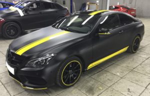 Полная оклейка Mercedes-Benz E class coupe черной матовой пленкой
