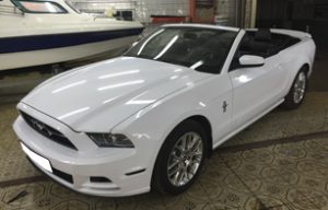 Полная оклейка Ford Mustang белой глянцевой пленкой