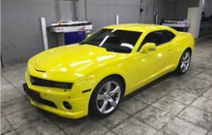 Полная оклейка Chevrolet Camaro желтой пленкой Avery