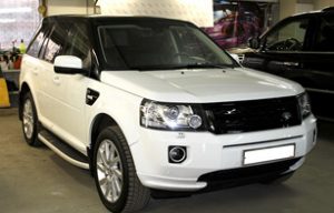 Оклейка верхней части Land Rover Freelander в черный глянец