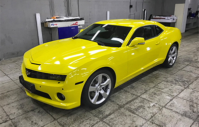 Полная оклейка Chevrolet Camaro желтой пленкой Avery