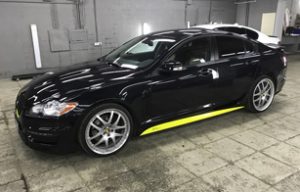 Стайлинг Jaguar XF ввиде желтых полос