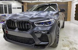 Полная оклейка BMW X6M G06 в прозрачный матовый полиуретан