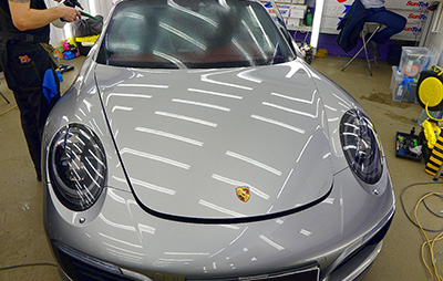 Оклейка лобового стекла защитной пленкой на Porshe 911