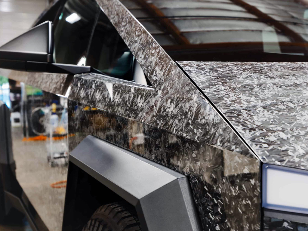 Оклейка Cybertruck пленкой кованый карбон