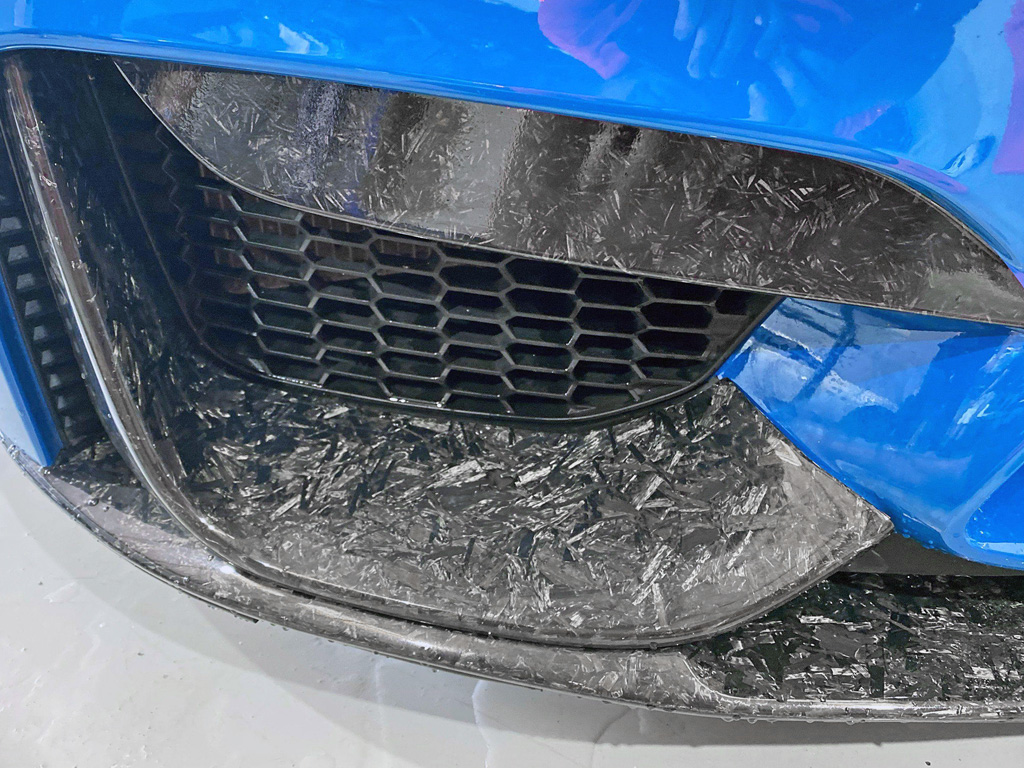 Оклейка бампера карбоновой пленкой на BMW M3