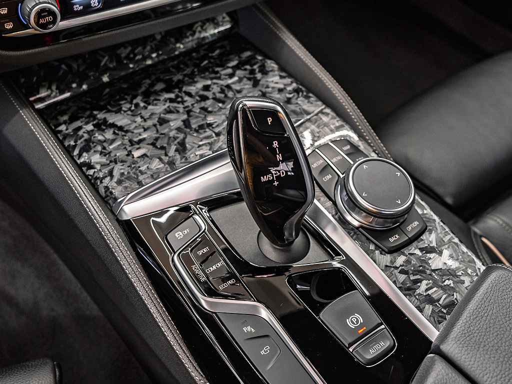 Оклейка интерьера кованым карбоном в BMW 5 серии