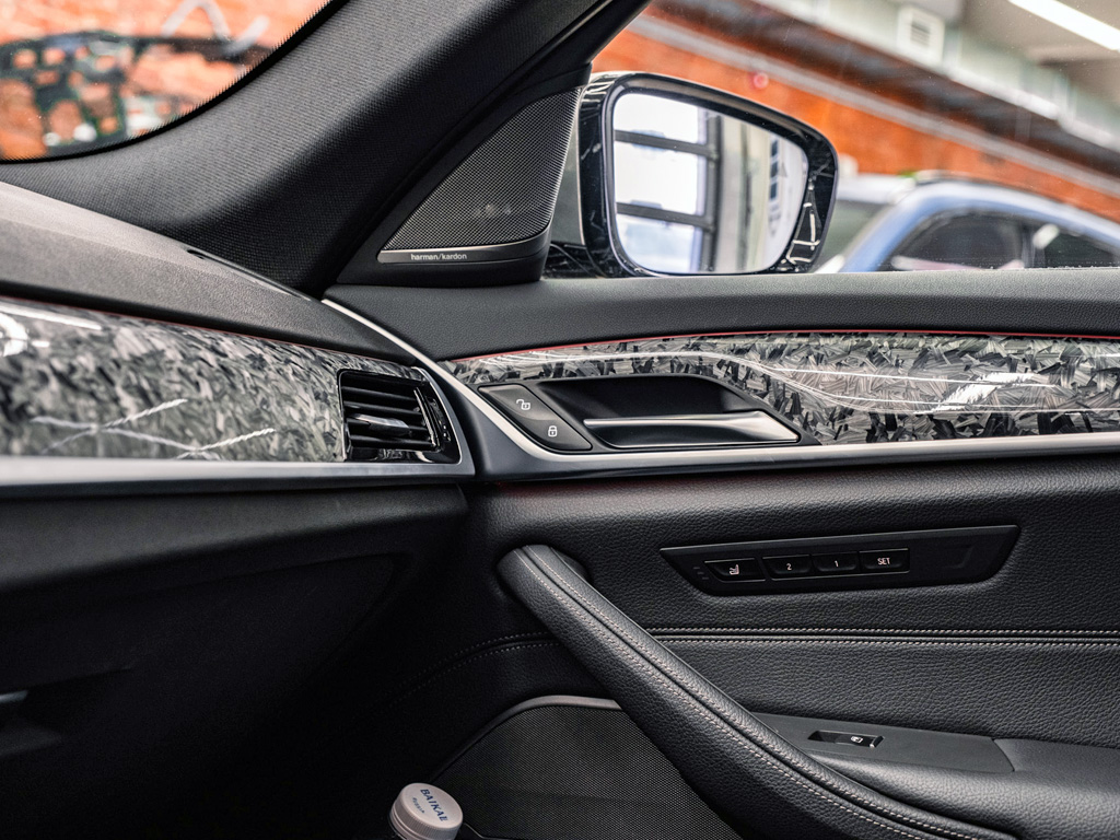 Оклейка интерьера кованым карбоном в BMW 5 серии
