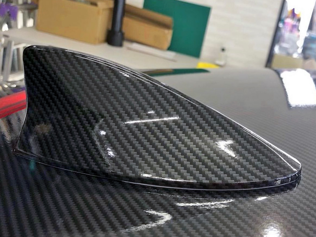 Оклейка крыши карбоновой пленкой на BMW 5 серии