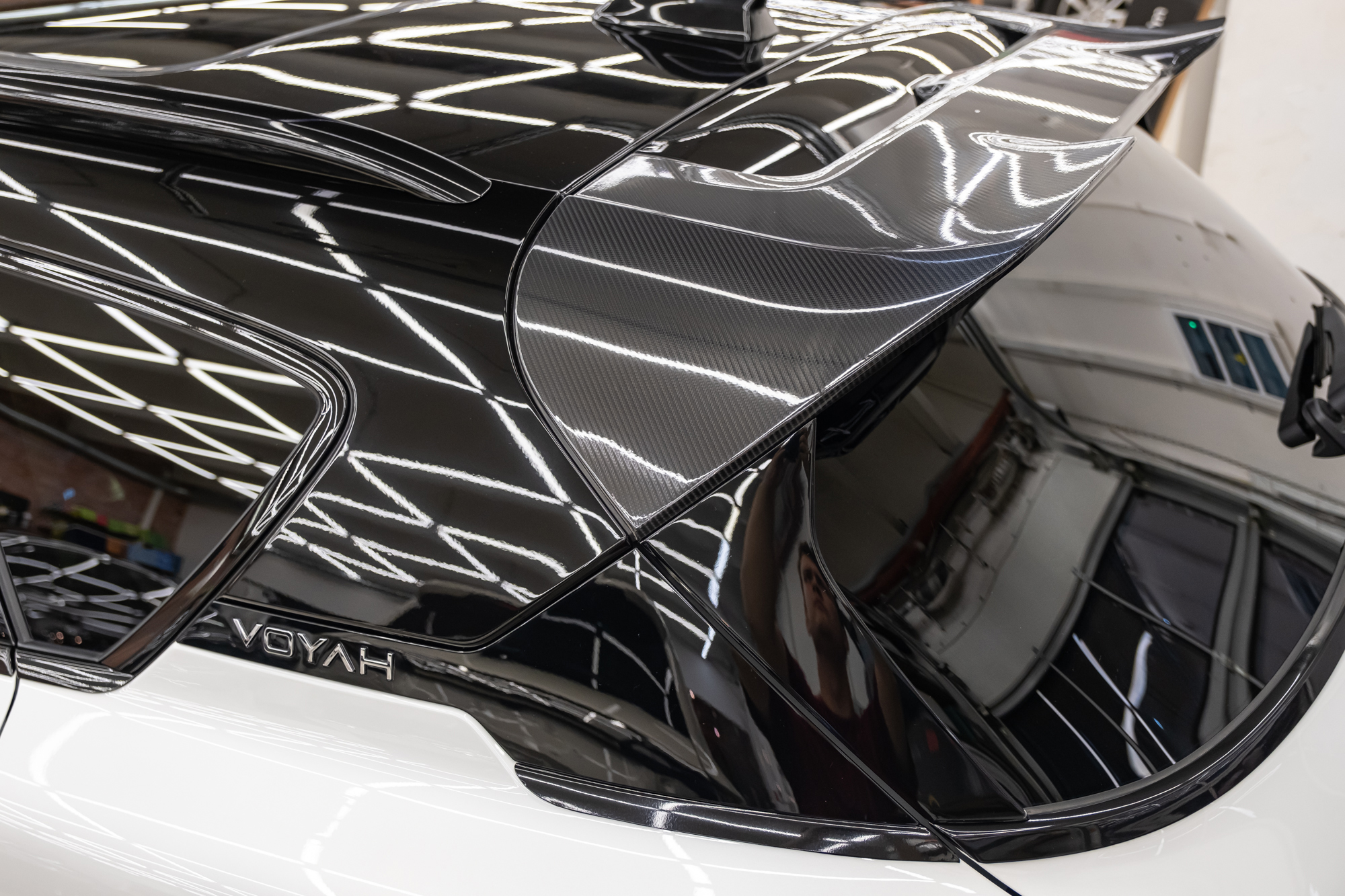 Оклейка спойлера на Voyah Free