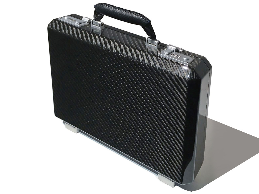 Оклейка чемодана карбоном