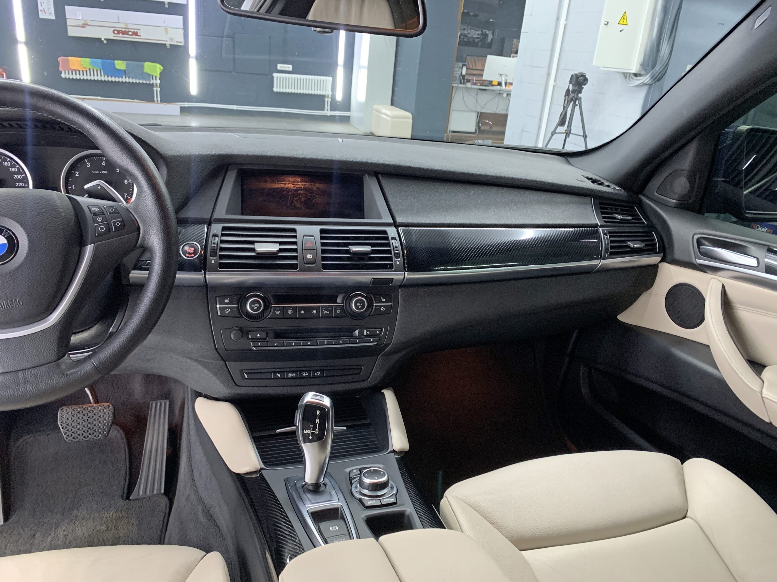 оклейка интерьера карбоном 1