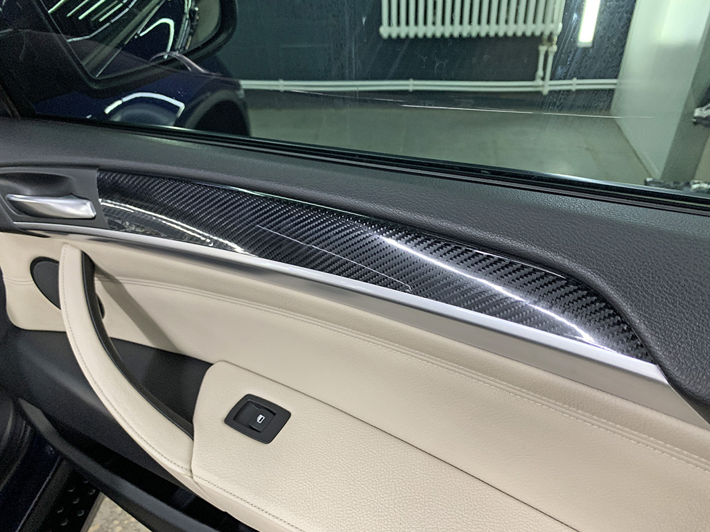 оклейка интерьера карбоном 2