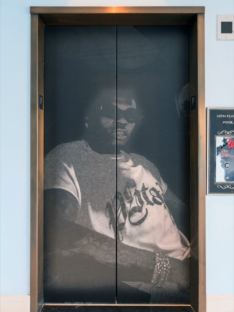 НА КАКИЕ ТИПЫ ПОВЕРХНОСТЕЙ МОЖНО КЛЕИТЬ ПЛЕНКУ В ЛИФТЕ