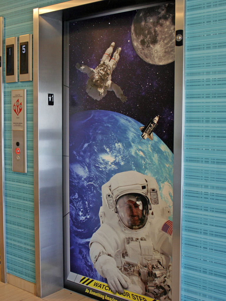 ЧТО НУЖНО ДЛЯ ИЗГОТОВЛЕНИЯ РЕКЛАМЫ В ЛИФТЕ