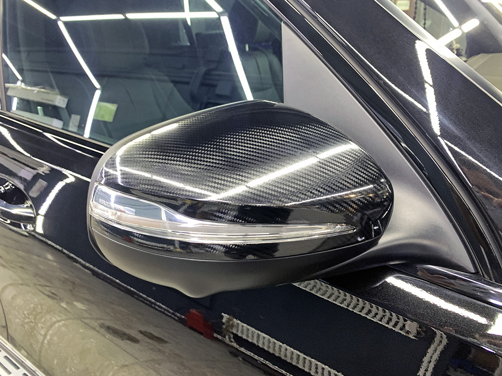 Оклейка зеркал карбоновой пленкой