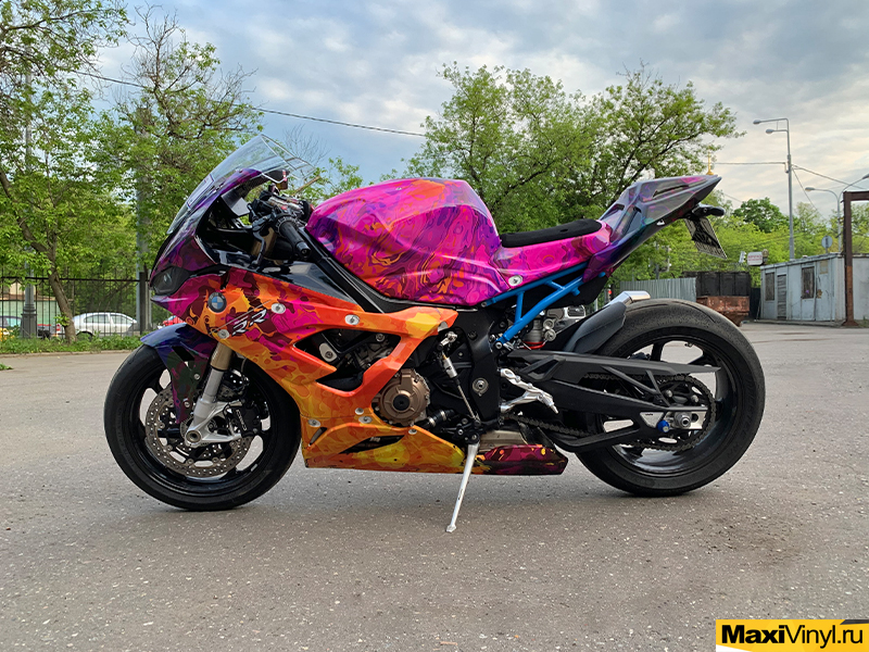 Оклейка мотоцикла пленкой BMW s1000rr