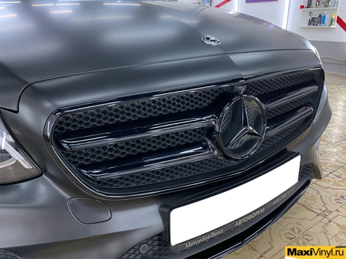 Полная оклейка Mercedes-Benz E class в черный мат
