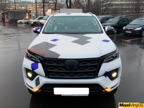 Винилография пиксельный камуфляж на Toyota Fortuner