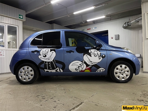 Наклейки на Nissan Micra с Микки Маусами