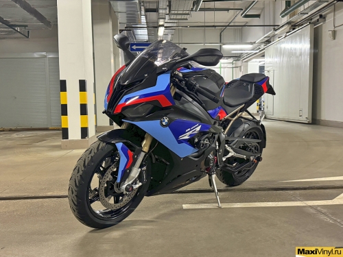 Оклейка мотоцикла BMW S1000RR в черный металлик