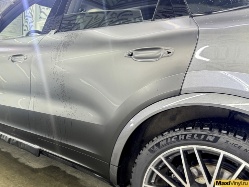 Оклейка Porsche Cayenne в чёрный матовый полик