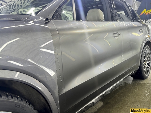 Оклейка Porsche Cayenne в чёрный матовый полик