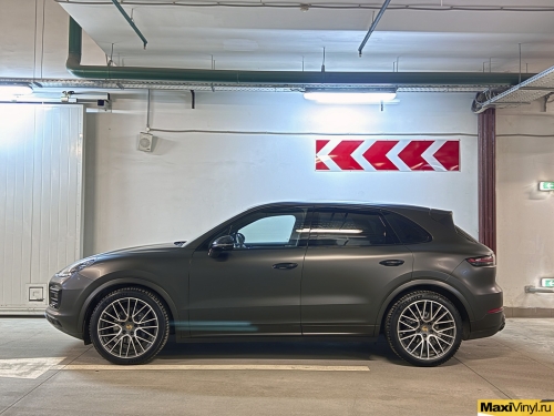 Оклейка Porsche Cayenne в чёрный матовый полик