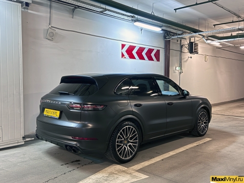 Оклейка Porsche Cayenne в чёрный матовый полик