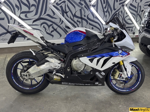 Оклейка мотоцикла BMW S1000RR в белый матовый перламутр
