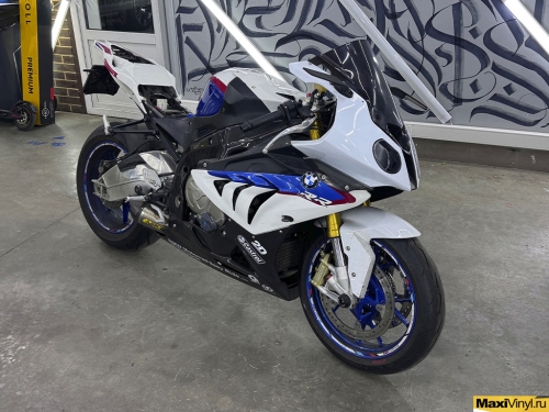 Оклейка мотоцикла BMW S1000RR в белый матовый перламутр