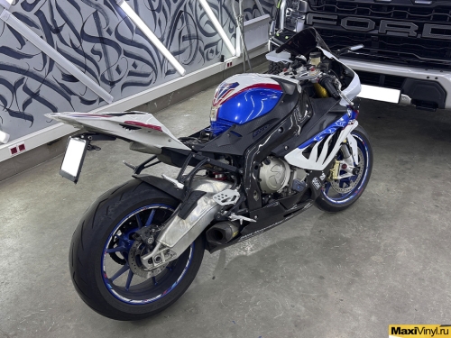 Оклейка мотоцикла BMW S1000RR в белый матовый перламутр