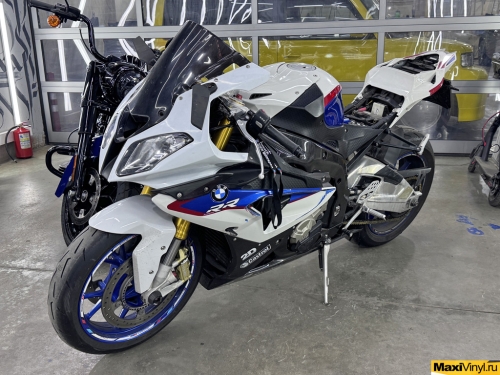 Оклейка мотоцикла BMW S1000RR в белый матовый перламутр