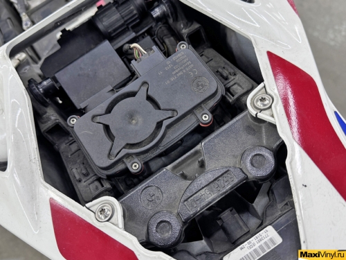 Оклейка мотоцикла BMW S1000RR в белый матовый перламутр