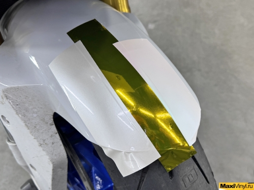 Оклейка мотоцикла BMW S1000RR в белый матовый перламутр