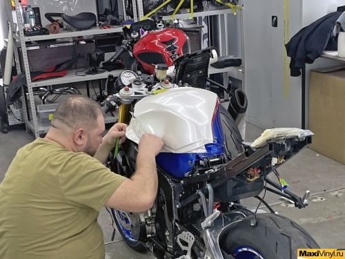 Оклейка мотоцикла BMW S1000RR в белый матовый перламутр