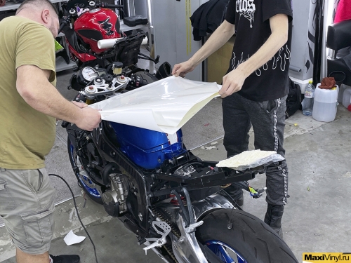 Оклейка мотоцикла BMW S1000RR в белый матовый перламутр