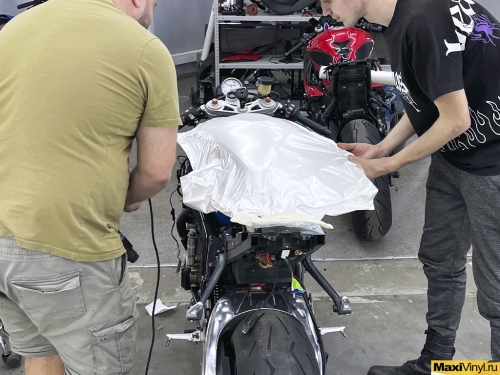 Оклейка мотоцикла BMW S1000RR в белый матовый перламутр