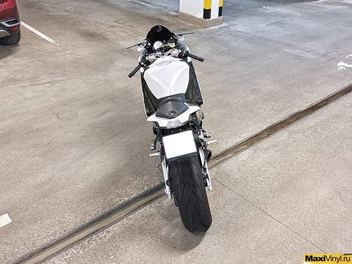 Оклейка мотоцикла BMW S1000RR в белый матовый перламутр