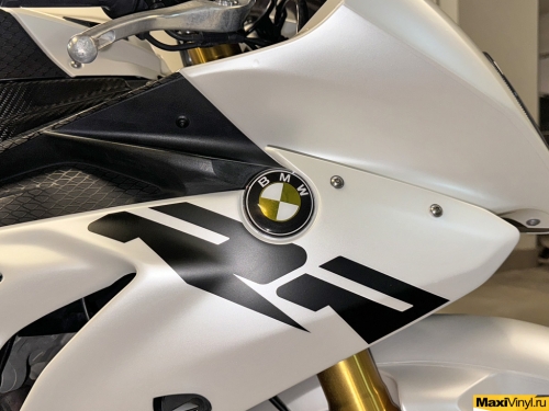 Оклейка мотоцикла BMW S1000RR в белый матовый перламутр