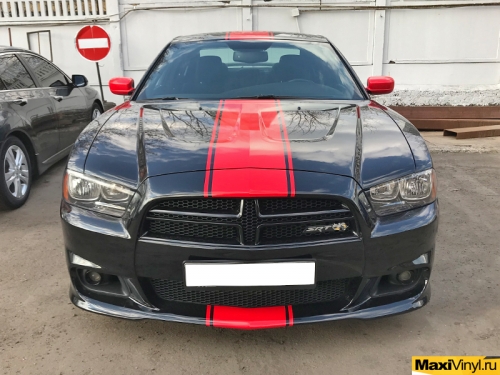 Красная полоса на Dodge Charger