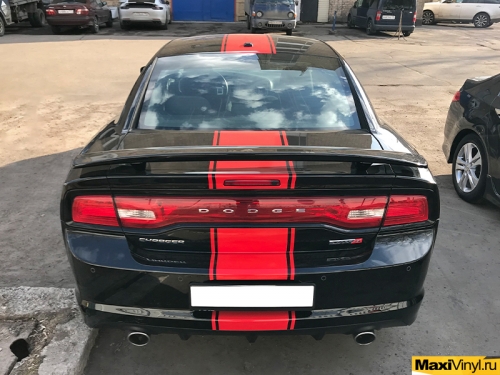 Красная полоса на Dodge Charger