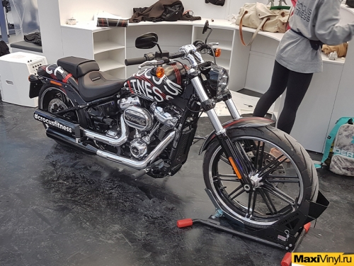 Брендирование мотоцикла Harley-Davidson Breakout