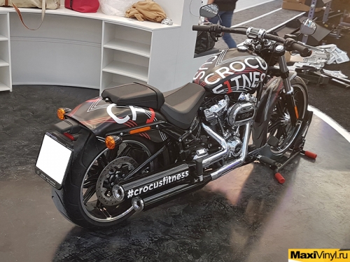 Брендирование мотоцикла Harley-Davidson Breakout