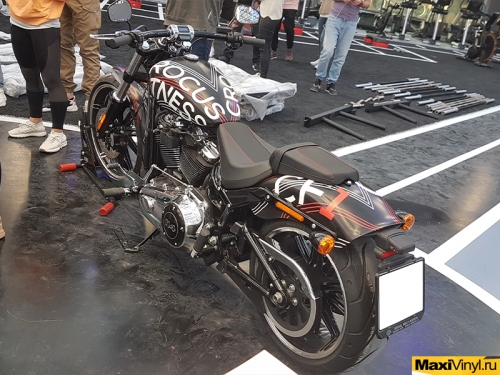 Брендирование мотоцикла Harley-Davidson Breakout